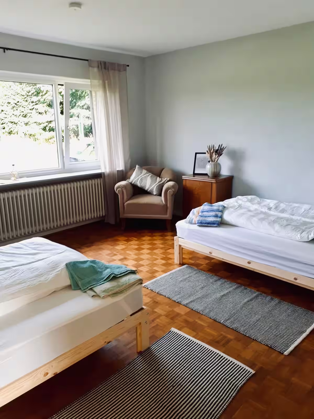 Schlafzimmer-1 Helles Schlafzimmer mit zwei Betten.