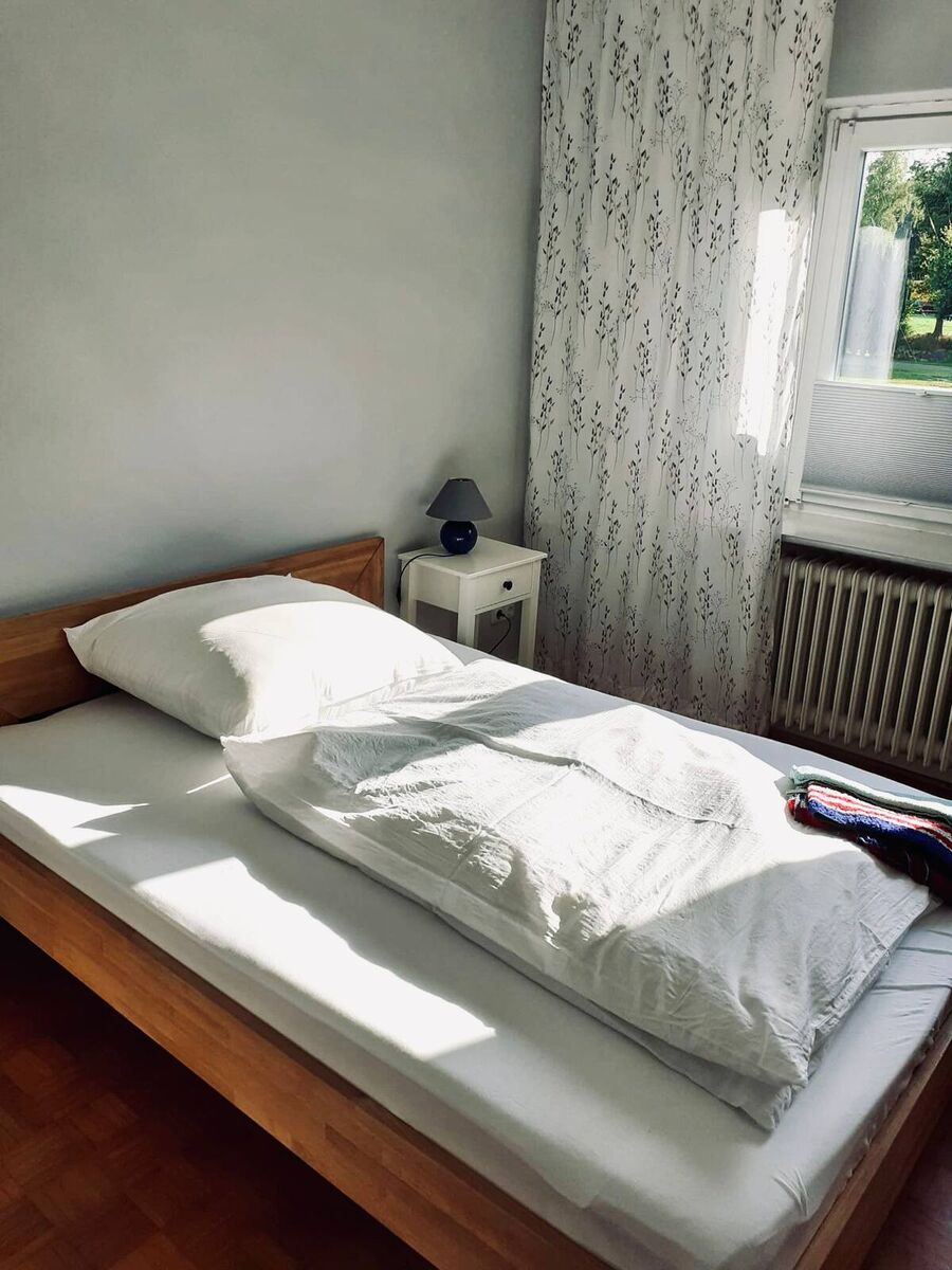 Schlafzimmer 2 – Einzelbett mit Gartenblick Gemütliches Einzelbett mit Blick ins Grüne im Haus Wiesenblick Vaale