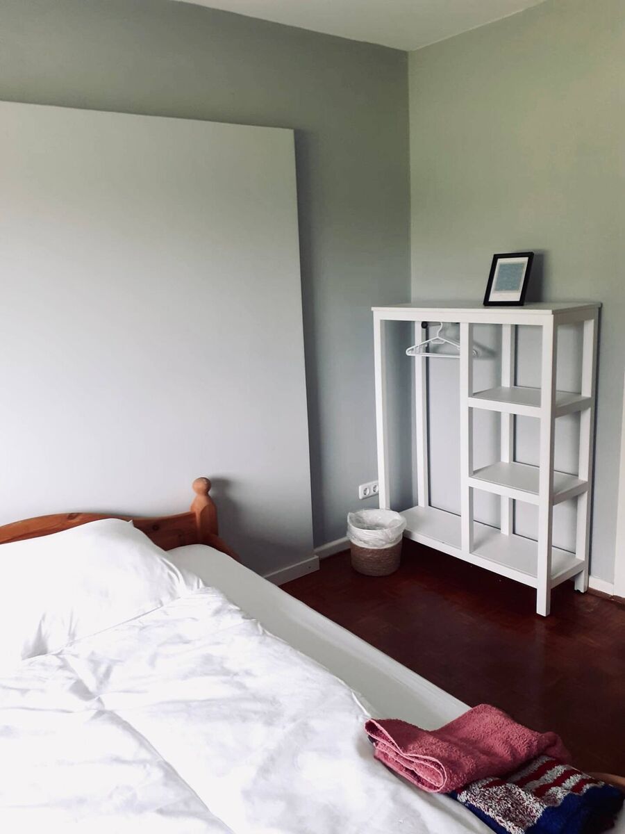 Schlafzimmer 2 – Garderobe und Stauraum Schlafzimmer mit Einzelbett und weißem Garderobenschrank im Haus Wiesenblick